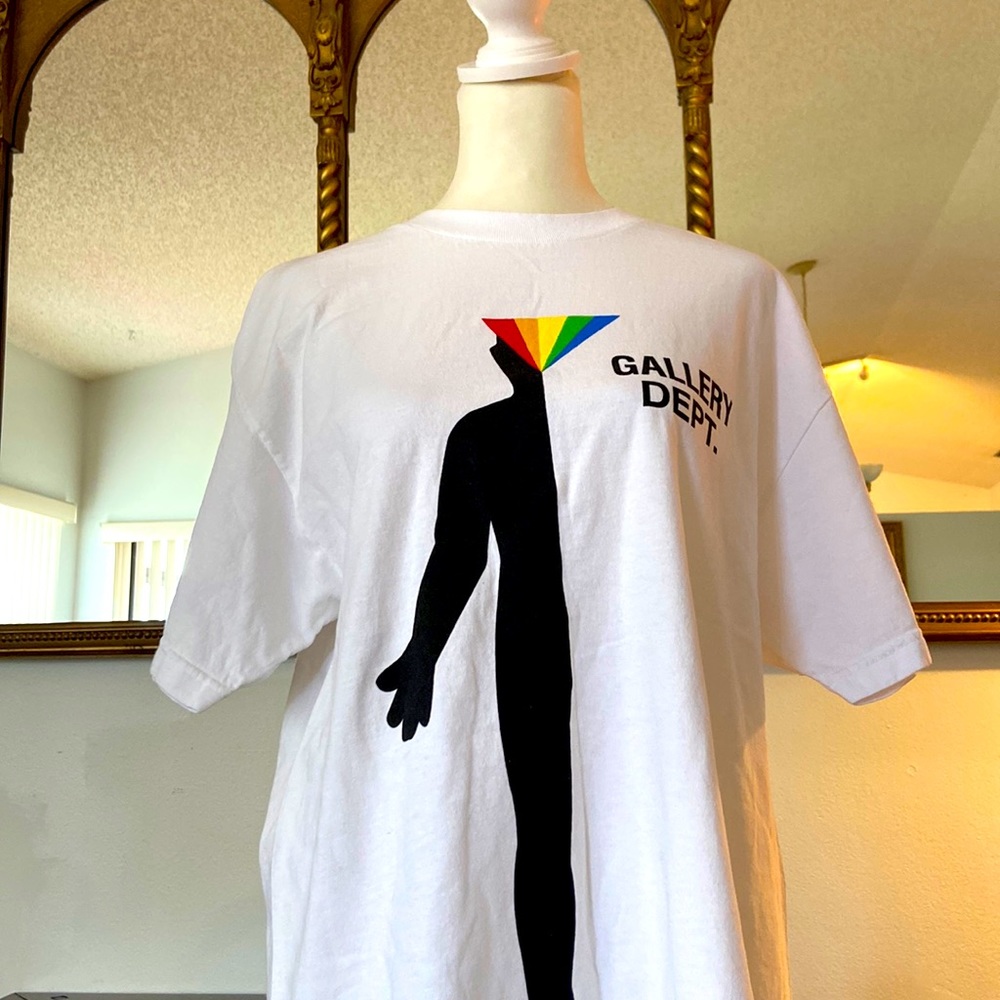 Gallery Dept. “The Art Of Reflection” Prism Tee
Size: Men's US M / EU 40